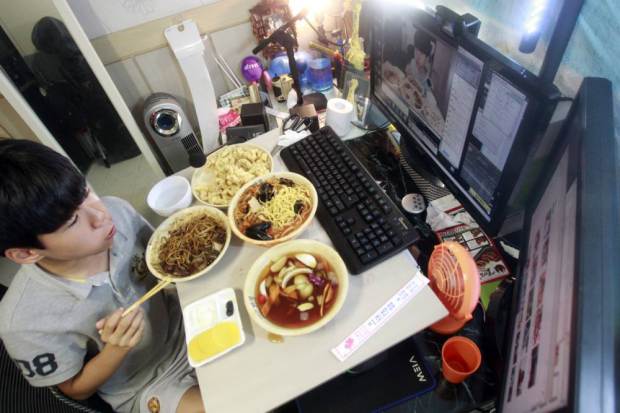 comer frente al PC