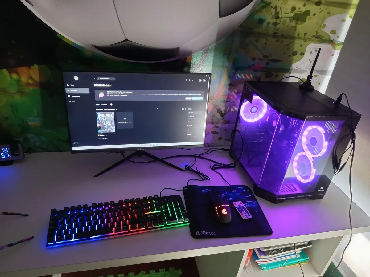 Escritorio con PC Nitropc iluminado, monitor, teclado y alfombrilla Nitropc