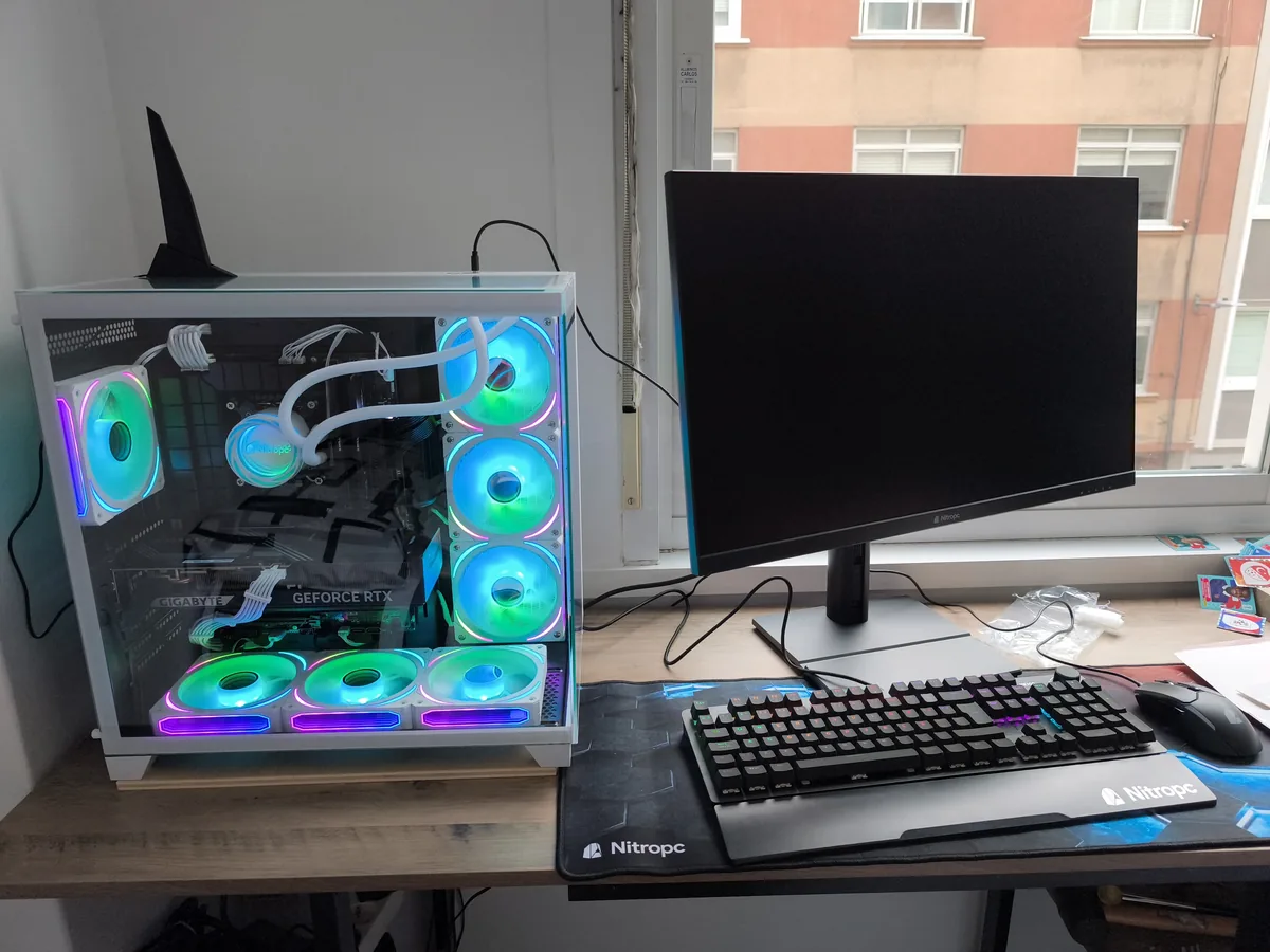 PC Nitropc blanco con refrigeración líquida y ventiladores RGB sobre un escritorio