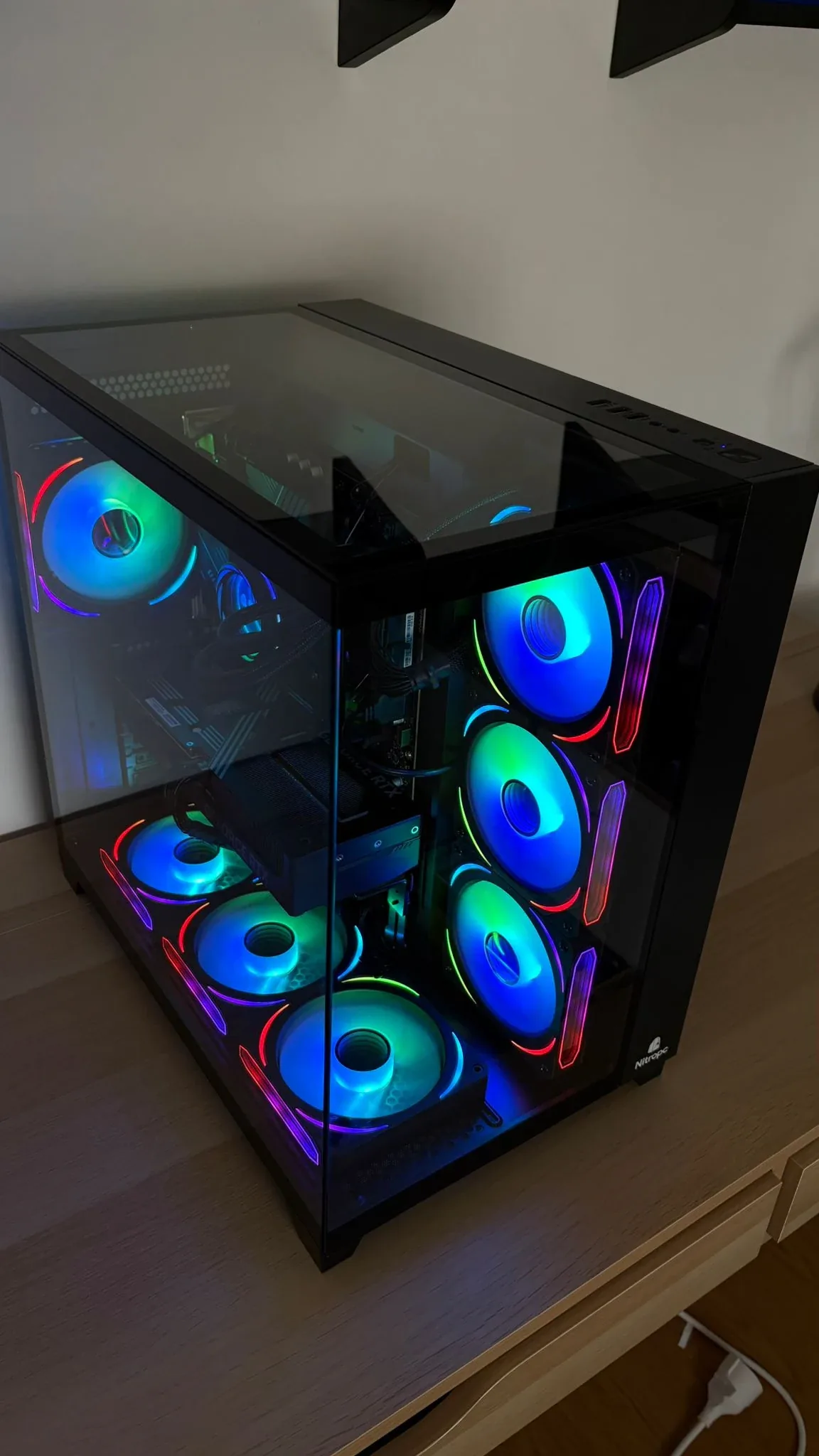 PC Nitropc negro con ventiladores RGB encendidos