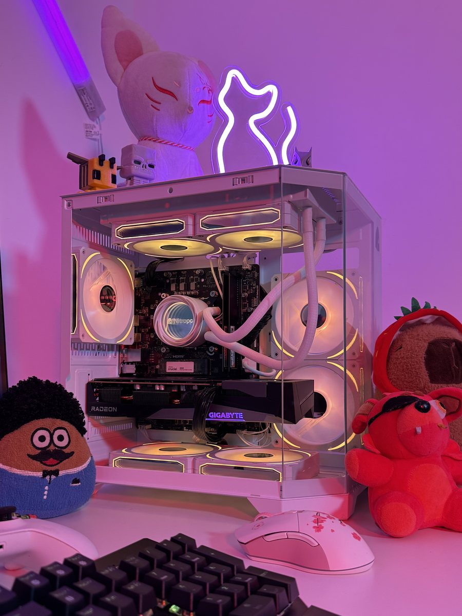 PC Nitropc blanco con panel de cristal en un setup de escritorio