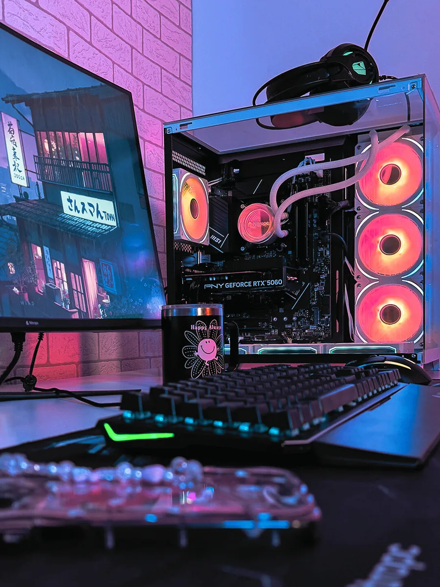 PC Nitropc blanco con refrigeración líquida y ventiladores RGB sobre un escritorio