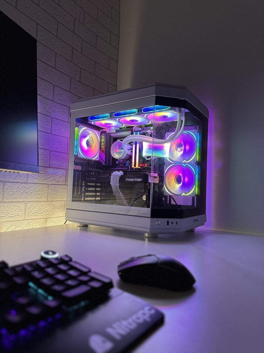 PC Nitropc blanco con iluminación RGB sobre un escritorio