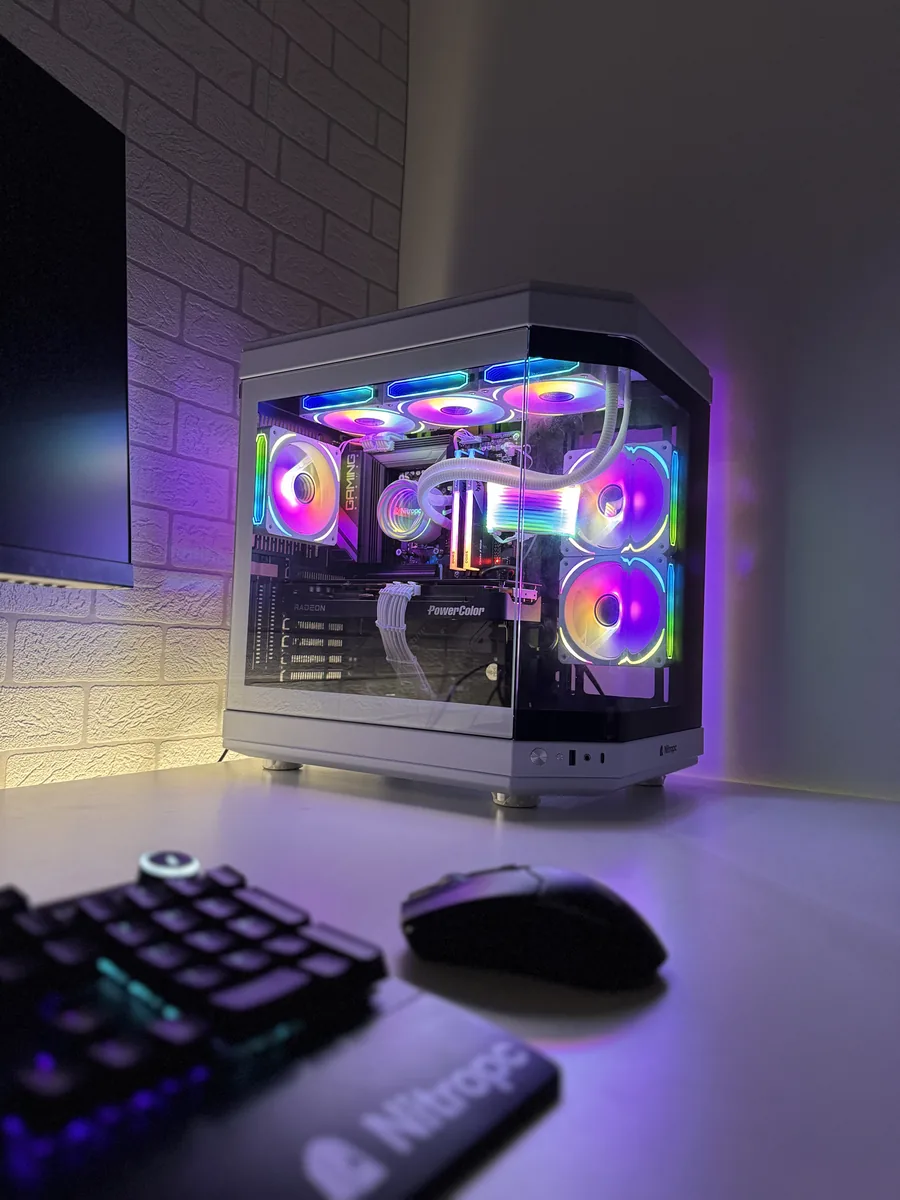 PC Nitropc negro con ventiladores RGB encendidos